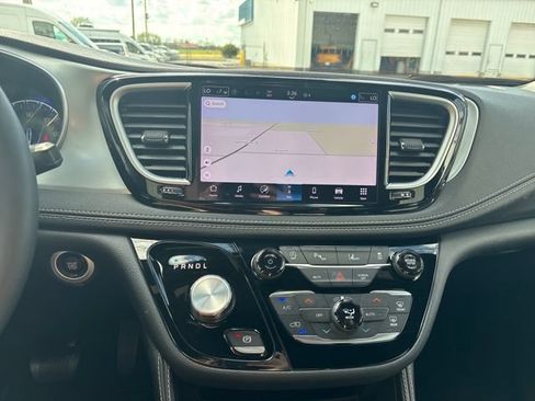 Used 2025 Chrysler Pacifica Limited FWD image 15