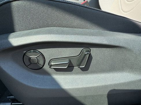 New 2025 Volkswagen Tiguan SE image 16