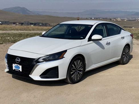 Used 2023 Nissan Altima 2.5 SV FWD image 4