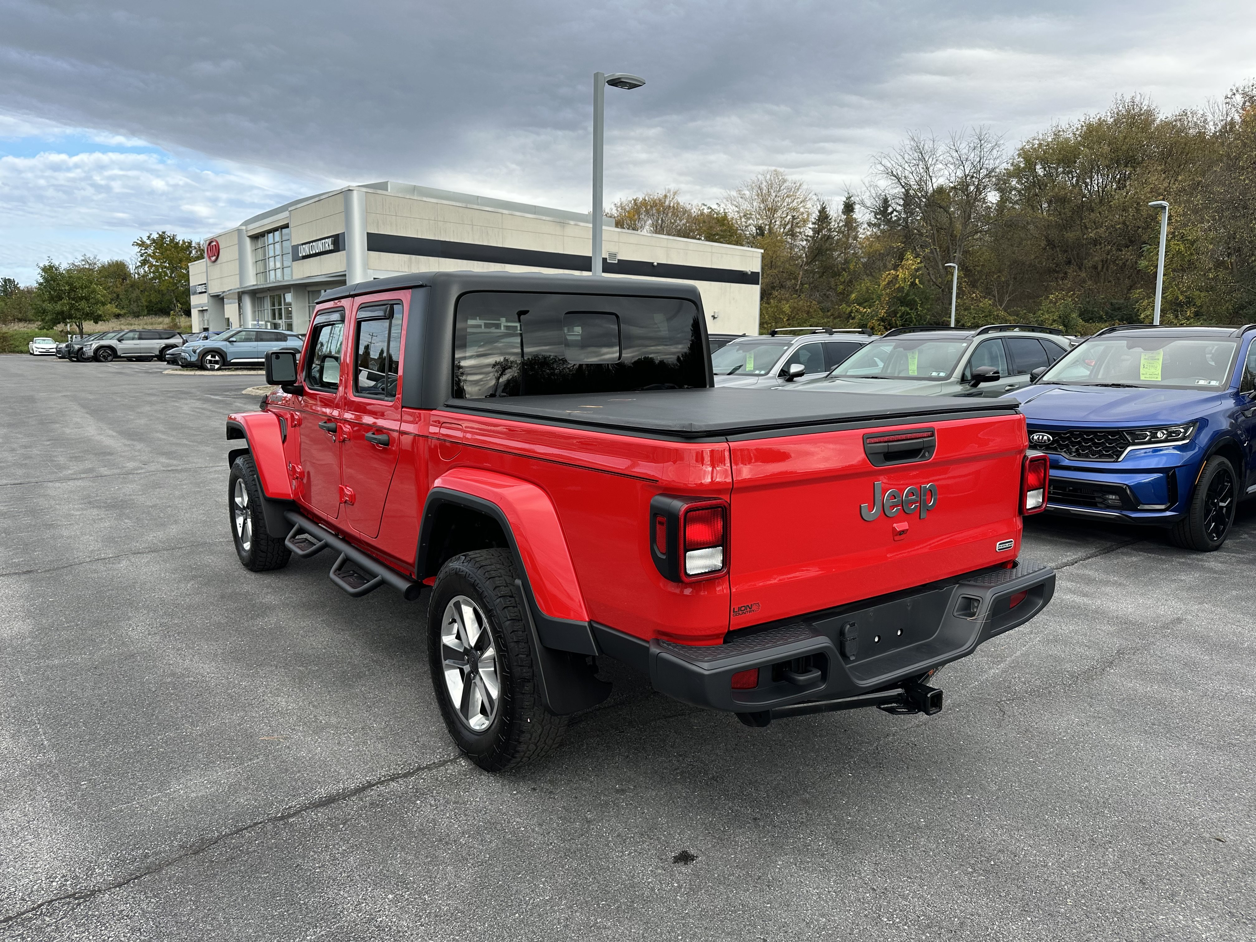 Used 2023 Jeep Gladiator Overland AWD/4WD image 7