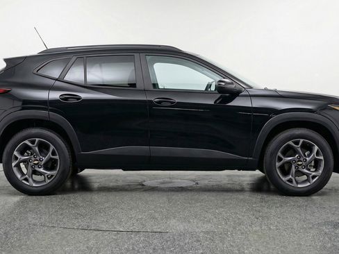 Used 2025 Chevrolet Trax LT image 11