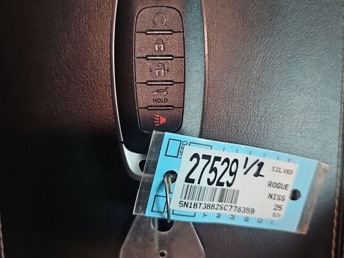 Used 2025 Nissan Rogue SV image 29