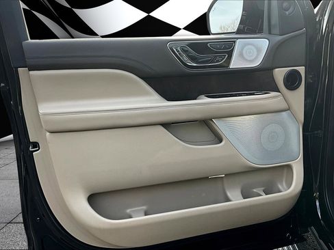 Used 2022 Lincoln Navigator Reserve image 15