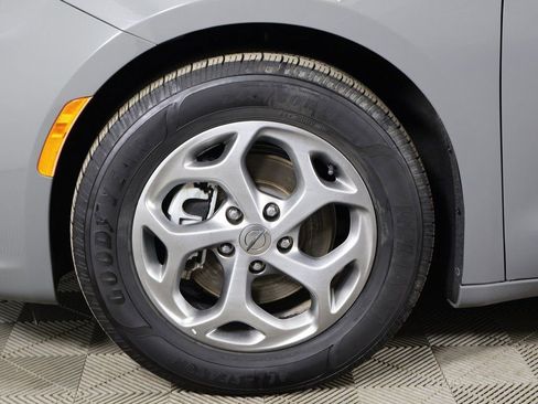 Used 2023 Chrysler Pacifica Limited image 29