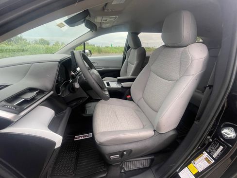 Used 2025 Toyota Sienna LE image 9