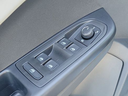 New 2026 Volkswagen Taos SE FWD image 23