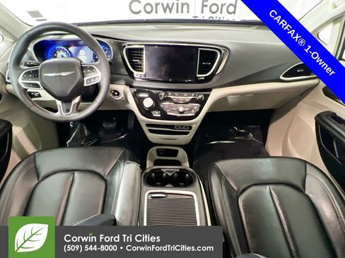Used 2024 Chrysler Pacifica Touring-L image 7