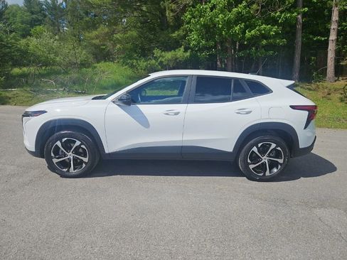 Used 2024 Chevrolet Trax RS w/ Driver Confidence Package FWD image 2