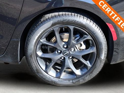 Used 2025 Chrysler Pacifica Limited image 9