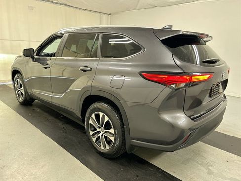 Used 2023 Toyota Highlander XLE image 7