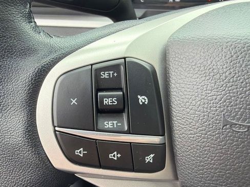 Used 2022 Ford Explorer XLT w/ Equipment Group 202A AWD/4WD image 13