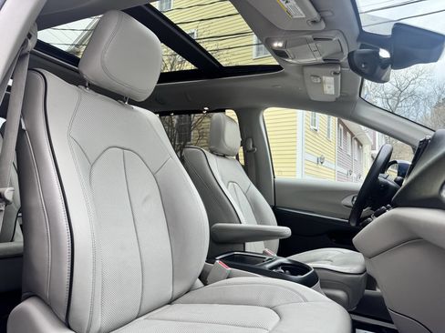 Used 2018 Chrysler Pacifica Limited w/ Advanced Safetytec Group image 16