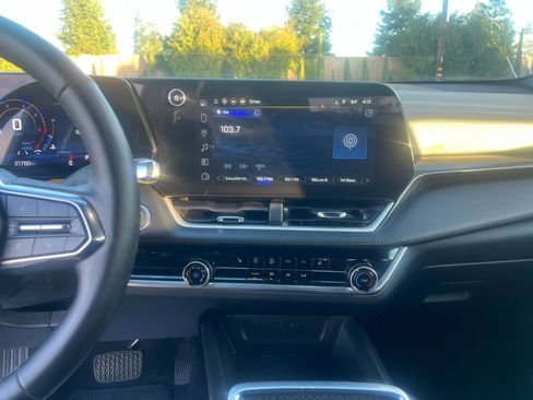 Used 2025 Chevrolet Equinox LT image 18