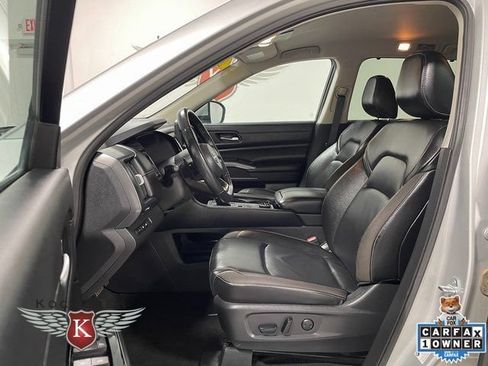 Used 2024 Nissan Pathfinder SL w/ Black Appearance Package AWD/4WD image 12