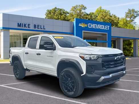 Used 2024 Chevrolet Colorado Trail Boss w/ Technology Package AWD/4WD image 1