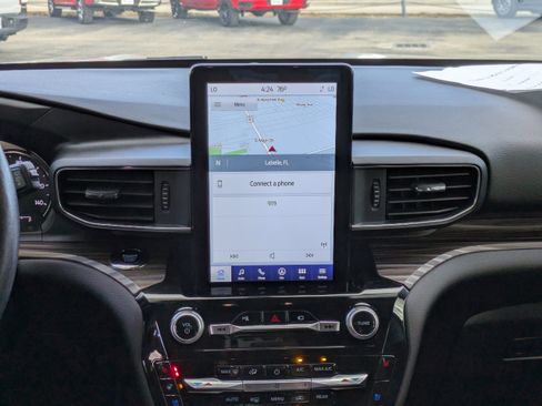 Certified 2022 Ford Explorer Limited w/ Limited Technology Package image 17