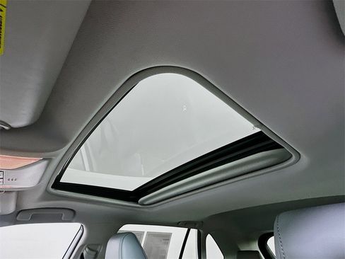 Used 2021 Toyota RAV4 XLE Premium image 4