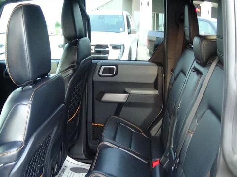 Used 2023 Ford Bronco Badlands image 11