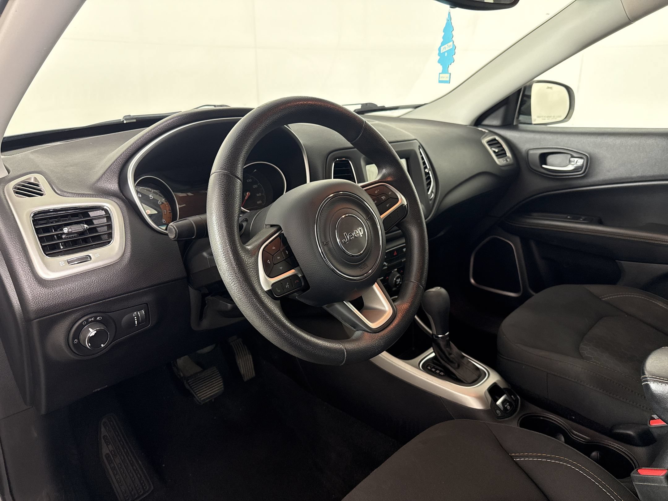 Used 2018 Jeep Compass Sport w/ Tech Group FWD image 4