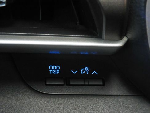 Used 2021 Toyota Highlander XLE AWD/4WD image 39