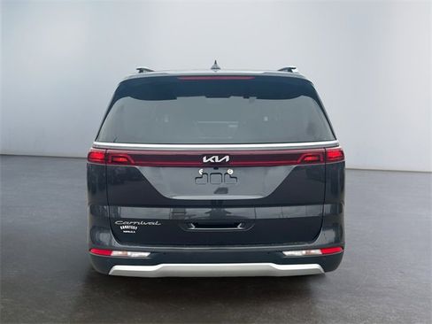 Used 2022 Kia Carnival LX image 4