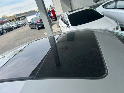 Used 2019 Chevrolet Malibu Hybrid w/ Leather Package image 3