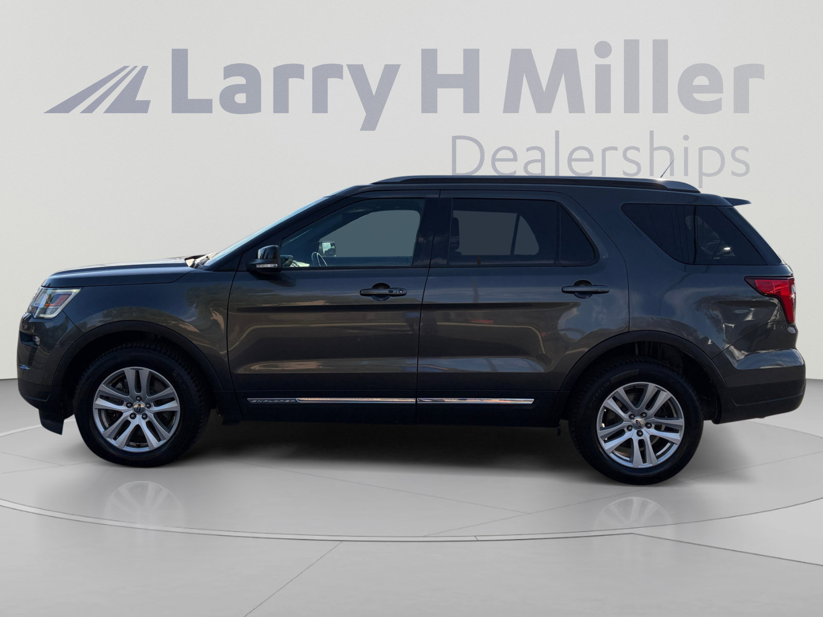 Used 2018 Ford Explorer XLT w/ Equipment Group 201A AWD/4WD image 2
