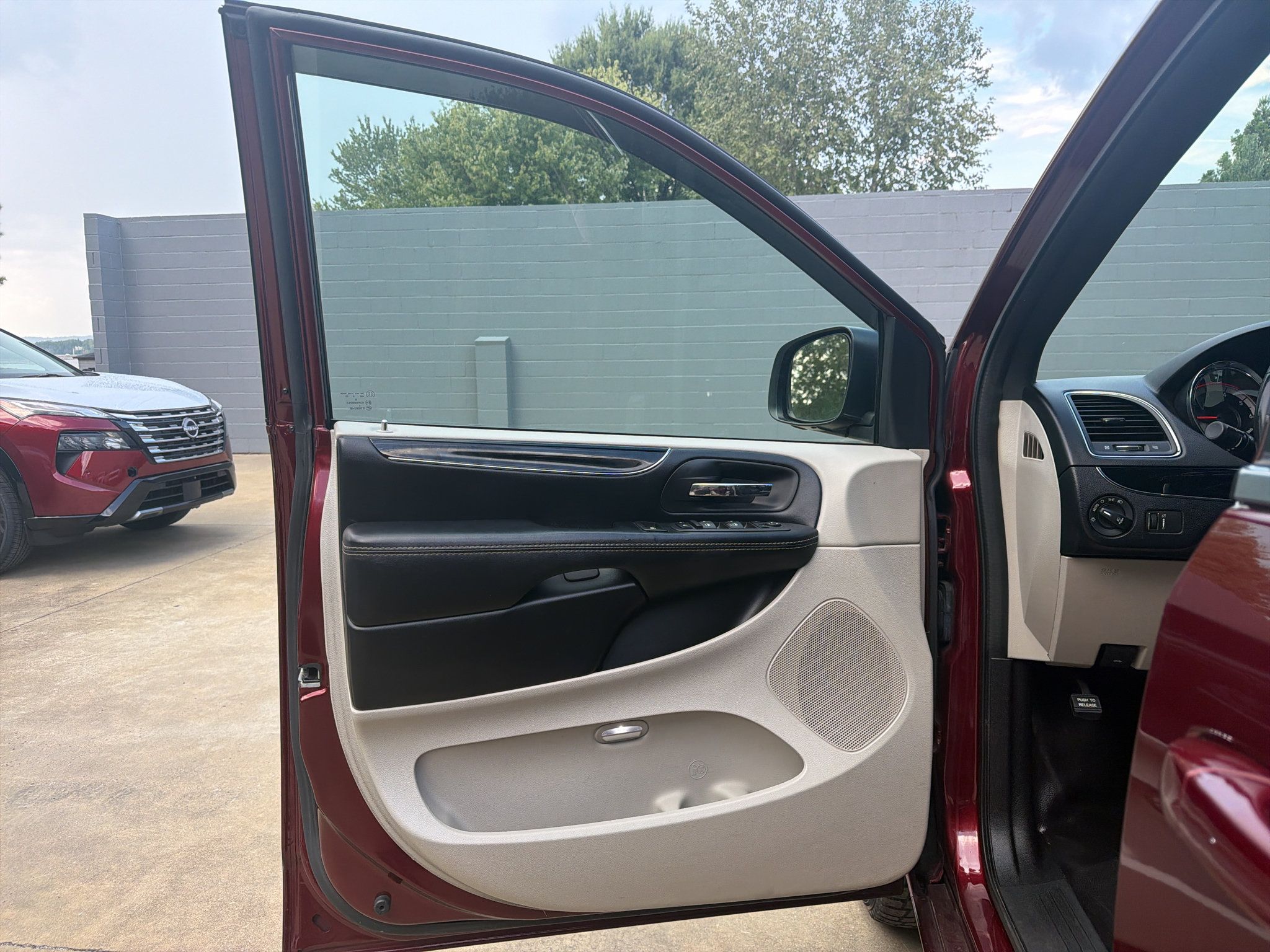 Used 2019 Dodge Grand Caravan SXT FWD image 9