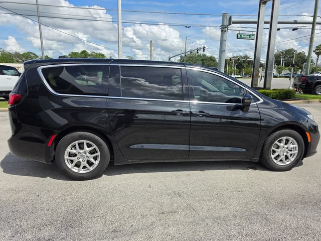 Used 2023 Chrysler Pacifica Touring-L FWD image 7