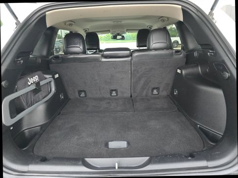 Used 2016 Jeep Cherokee Trailhawk w/ Leather Interior Group AWD/4WD image 17