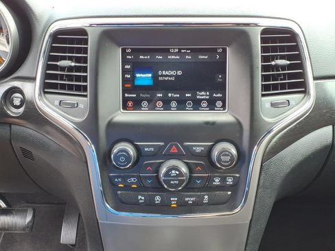 Used 2018 Jeep Grand Cherokee Laredo AWD/4WD image 10