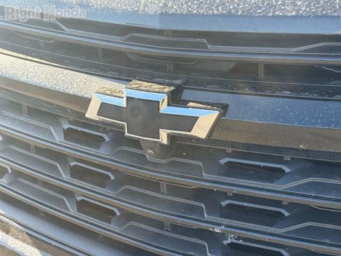 Used 2025 Chevrolet Traverse LT w/ Midnight/Sport Edition image 8