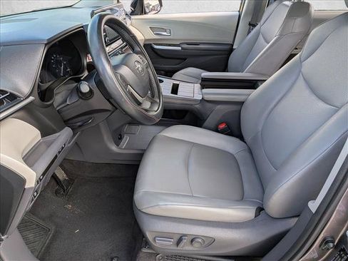 Used 2021 Toyota Sienna XLE image 17