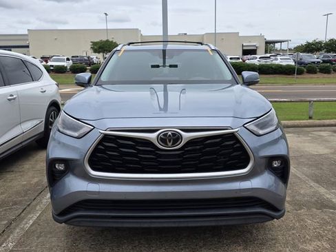 Used 2021 Toyota Highlander XLE FWD image 2
