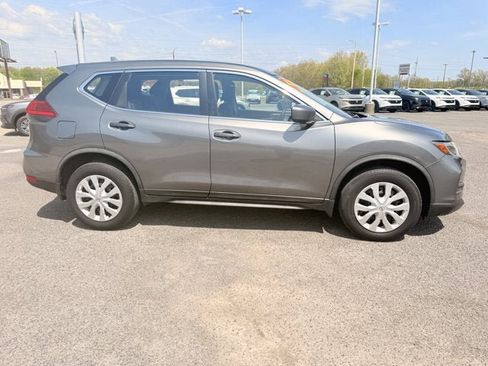 Used 2017 Nissan Rogue S image 4