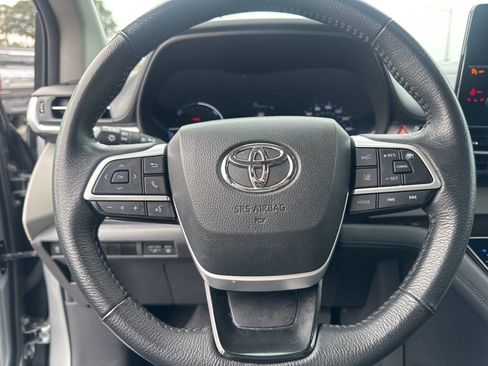 Used 2024 Toyota Sienna XLE image 13