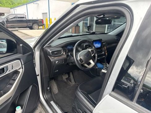Used 2022 Ford Explorer Limited AWD/4WD image 3