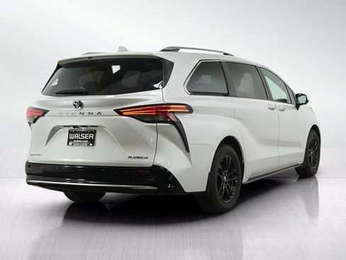 Used 2025 Toyota Sienna AWD image 5