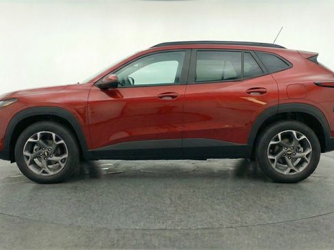 Used 2025 Chevrolet Trax LT w/ LT Convenience Package image 5