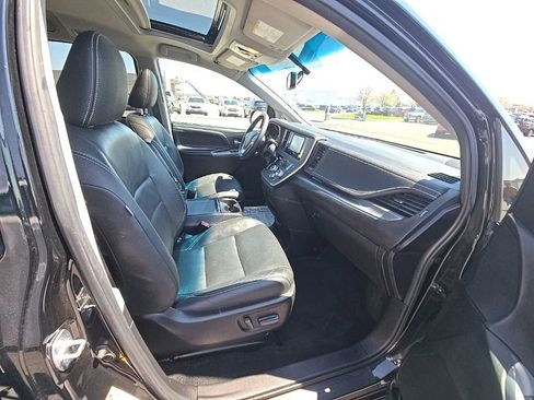 Used 2016 Toyota Sienna SE FWD image 30
