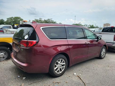 Used 2017 Chrysler Pacifica Touring FWD image 2