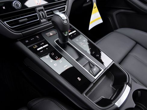 Used 2025 Porsche Macan image 17