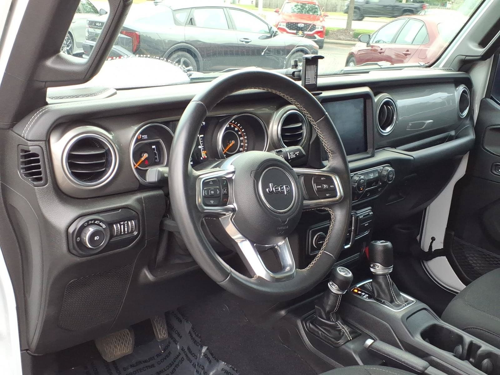 Used 2019 Jeep Wrangler Unlimited Sahara w/ Uconnect 4C Nav & Sound Group AWD/4WD image 5