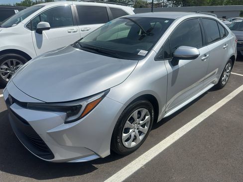Used 2023 Toyota Corolla LE image 3