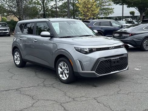 Used 2025 Kia Soul LX w/ LX Technology Package FWD image 1