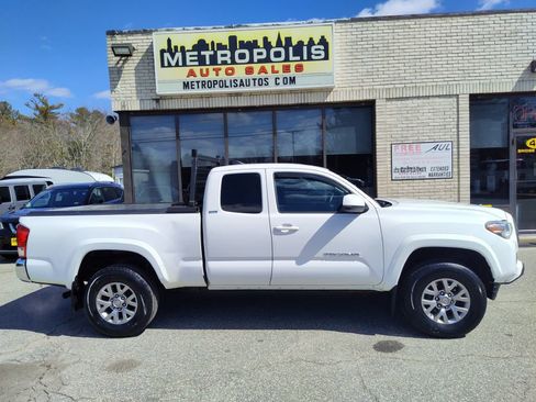 Used 2016 Toyota Tacoma SR5 w/ SR5 Appearance Package (SN) image 1