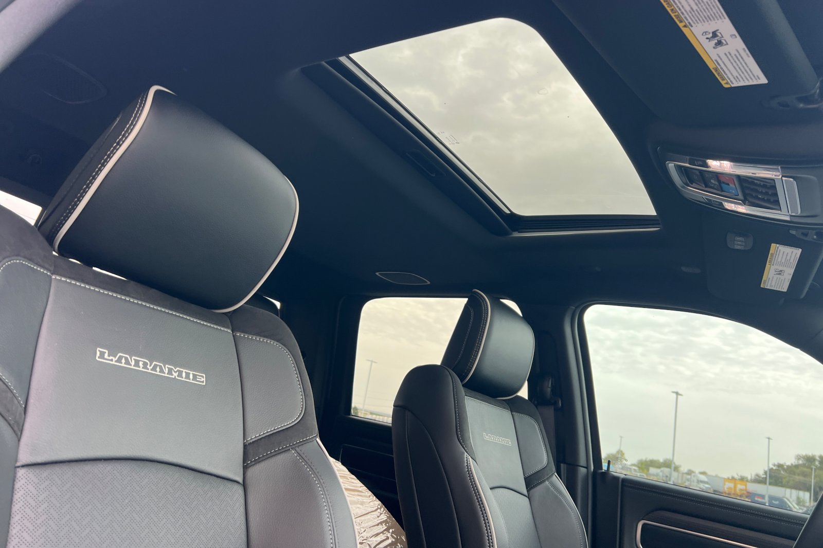 New 2026 RAM 3500 Laramie AWD/4WD image 19