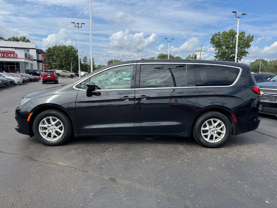 Used 2017 Chrysler Pacifica Touring FWD image 2
