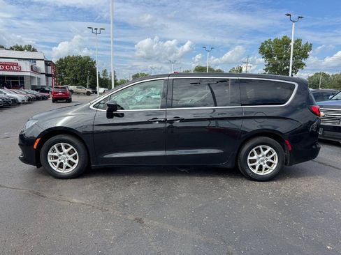Used 2017 Chrysler Pacifica Touring FWD image 2