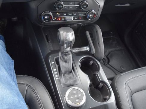 New 2025 Ford Bronco Badlands image 12